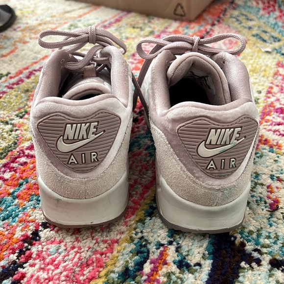*Rare* velvet & suede Nike Air, size 6. GUC - Picture 4 of 5